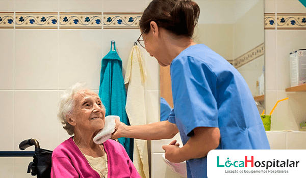 Banho em idosos é fundamental para manter o bem-estar e a saúde.